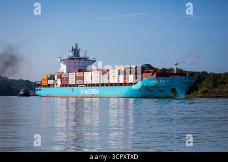Das Containerschiff Maersk Bratan macht den Panamakanal Transit, Republik Panama, Zentralamerika. Stockfoto