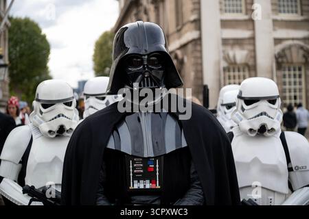 Old Royal Naval College, Greenwich, London, Großbritannien, 28. September 2025. Guinness-Weltrekordversuch für die größte Versammlung von Menschen, die als Filmfiguren verkleidet sind. Quelle: A.Bennett Stockfoto