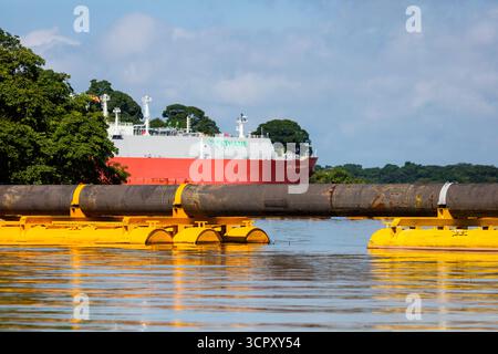 Schwimmende Pipeline auf dem Panamakanal, Republik Panama, Zentralamerika. Stockfoto