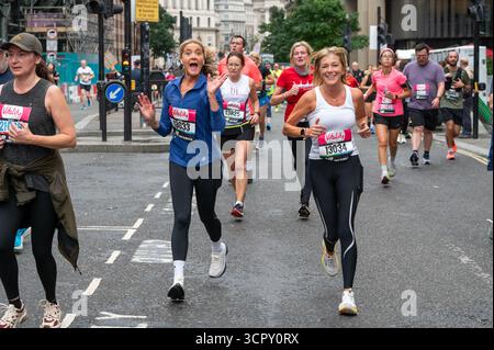 London, Großbritannien. 28. September 2025. Die Läufer passieren Bank auf der Strecke Vitality London 10.000, während sich die Teilnehmer beim jährlichen 10-km-Rennen durch die Londoner Innenstadt begeben. Anrede: Andrea Domeniconi/Alamy Live News Stockfoto