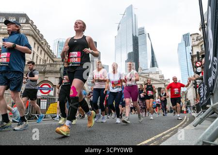 London, Großbritannien. 28. September 2025. Die Läufer passieren Bank auf der Strecke Vitality London 10.000, während sich die Teilnehmer beim jährlichen 10-km-Rennen durch die Londoner Innenstadt begeben. Anrede: Andrea Domeniconi/Alamy Live News Stockfoto