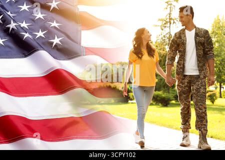 Militärmann und seine Freundin draußen, doppelte Exposition mit Nationalflagge der USA Stockfoto