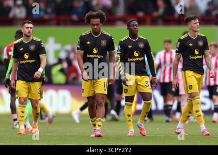 London, England, Großbritannien. September 2025. Die Manchester United Spieler Diogo Dalot (2), Joshua Zirkzee (11), Kobbie Main (37) und Benjamin Sesko (30) sehen während des Spiels Brentford FC gegen Manchester United FC Premier League am 27. September 2025 im Gtech Community Stadium, London, England, Vereinigtes Königreich voll niedergeschlagen aus. Credit: Sally Rawlins/Every Second Media Credit: Every Second Media/Alamy Live News Stockfoto