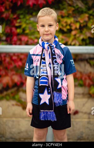 London, Großbritannien. September 2025. Junger Dulwich-Unterstützer beim FA Womens National League Cup Spiel zwischen Dulwich Hamlet und Hashtag United in Champion Hill. Quelle: Liam Asman/Alamy Live News Stockfoto
