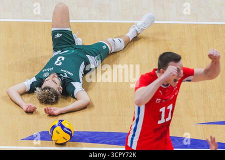 Pasay City, Philippinen. September 2025. Jakub Popiwczak (Back L) aus Polen reagiert beim Bronzemedaillenspiel zwischen Polen und Tschechien bei der FIVB Männer-Weltmeisterschaft 2025 in Pasay City, Philippinen, 28. September 2025. Quelle: Rouelle Umali/Xinhua/Alamy Live News Stockfoto