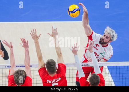 Pasay City, Philippinen. September 2025. Tomasz Fornal (R) aus Polen spitzt den Ball während des Bronzemedaillenspiels zwischen Polen und Tschechien bei der FIVB Männer-Weltmeisterschaft 2025 in Pasay City auf den Philippinen am 28. September 2025. Quelle: Rouelle Umali/Xinhua/Alamy Live News Stockfoto