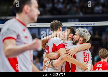 Pasay City, Philippinen. September 2025. Die Spieler Polens feiern während des Bronzemedaillenspiels zwischen Polen und Tschechien bei der FIVB Männer-Weltmeisterschaft 2025 in Pasay City auf den Philippinen am 28. September 2025. Quelle: Rouelle Umali/Xinhua/Alamy Live News Stockfoto