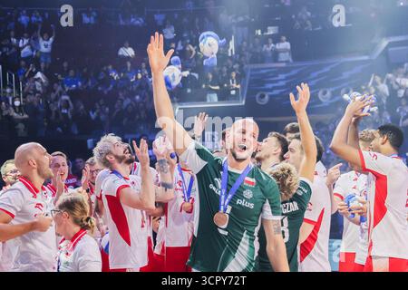 Pasay City, Philippinen. September 2025. Die Spieler Polens feiern nach dem Bronzemedaillenspiel zwischen Polen und Tschechien bei der FIVB Männer-Weltmeisterschaft 2025 in Pasay City, Philippinen, 28. September 2025. Quelle: Rouelle Umali/Xinhua/Alamy Live News Stockfoto