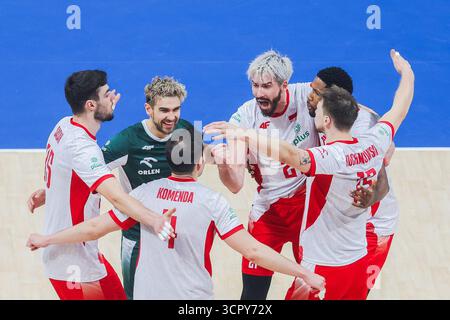 Pasay City, Philippinen. September 2025. Die Spieler Polens feiern während des Bronzemedaillenspiels zwischen Polen und Tschechien bei der FIVB Männer-Weltmeisterschaft 2025 in Pasay City auf den Philippinen am 28. September 2025. Quelle: Rouelle Umali/Xinhua/Alamy Live News Stockfoto