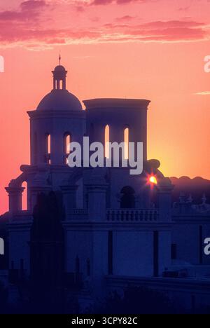 Mission San Xavier bei Sonnenuntergang, (Film), Tucson, Arizona Stockfoto