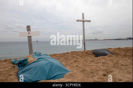 Palma, Spanien. September 2025. Rettungsschwimmer haben Kreuze am Strand Can Pere Antoni aufgestellt, um auf ihre prekären Arbeitsbedingungen aufmerksam zu machen. Die Rettungsschwimmer auf den Balearen wollen ab dem 28. September jedes Wochenende auf unbestimmte Zeit streiken, um ihre Forderungen nach besseren Arbeitsbedingungen zu erfüllen. Quelle: Clara Margais/dpa/Alamy Live News Stockfoto