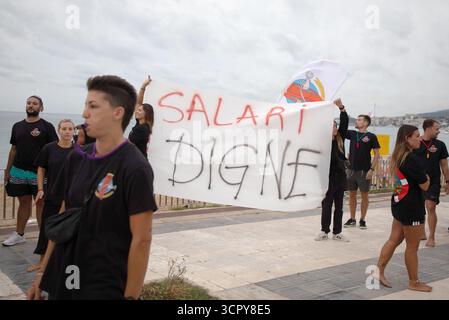 Palma, Spanien. September 2025. Rettungsschwimmer protestieren an der Strandpromenade am Strand Can Pere Antoni mit Bannern, um auf ihre prekären Arbeitsbedingungen aufmerksam zu machen. Die Rettungsschwimmer auf den Balearen wollen ab dem 28. September jedes Wochenende auf unbestimmte Zeit streiken, um ihre Forderungen nach besseren Arbeitsbedingungen zu erfüllen. Quelle: Clara Margais/dpa/Alamy Live News Stockfoto
