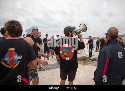 Palma, Spanien. September 2025. Rettungsschwimmer protestieren an der Promenade am Strand Can Pere Antoni, um auf ihre prekären Arbeitsbedingungen aufmerksam zu machen. Die Rettungsschwimmer auf den Balearen wollen ab dem 28. September jedes Wochenende auf unbestimmte Zeit streiken, um ihre Forderungen nach besseren Arbeitsbedingungen zu erfüllen. Quelle: Clara Margais/dpa/Alamy Live News Stockfoto