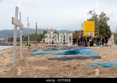 Palma, Spanien. September 2025. Rettungsschwimmer haben Kreuze am Strand Can Pere Antoni aufgestellt, um auf ihre prekären Arbeitsbedingungen aufmerksam zu machen. Die Rettungsschwimmer auf den Balearen wollen ab dem 28. September jedes Wochenende auf unbestimmte Zeit streiken, um ihre Forderungen nach besseren Arbeitsbedingungen zu erfüllen. Quelle: Clara Margais/dpa/Alamy Live News Stockfoto
