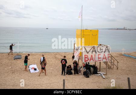 Palma, Spanien. September 2025. Rettungsschwimmer haben am Strand von Can Pere Antoni Banner und Kreuze angebracht, um auf ihre prekären Arbeitsbedingungen aufmerksam zu machen. Die Rettungsschwimmer auf den Balearen wollen ab dem 28. September jedes Wochenende auf unbestimmte Zeit streiken, um ihre Forderungen nach besseren Arbeitsbedingungen zu erfüllen. Quelle: Clara Margais/dpa/Alamy Live News Stockfoto