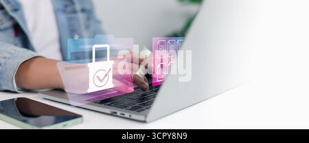 Sicheres Dateiübertragungs- und Datenschutzkonzept mit digitalem Schlosssymbol auf dem Laptop. Cyber-Sicherheit, Cloud-Speicherung, Datenschutz und Informationssicherheit Stockfoto