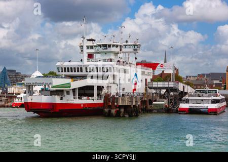 Southampton, Vereinigtes Königreich - 10. Mai 2011 : Kreuzfahrtschiffe am Southampton Vehicle Ferry Terminal. Red Funnel Fähren nach Isle of Wight. Stockfoto