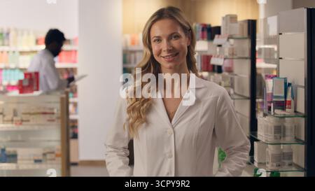 Lächelnde kaukasische Frau Arzt Kinderarzt Therapeutin Praktikerin weibliche Praktikantin ärztliche Gesundheitsberaterin Ärztin in Weißmantel Medizin Apotheke Stockfoto