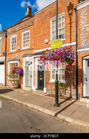 OLD AMERSHAM, Großbritannien - 21. SEPTEMBER 2025: Blick auf die alten historischen Häuser des Old Amersham, die mit Blumenkörben dekoriert sind Stockfoto