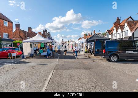 AMERSHAM, Großbritannien - 21. SEPTEMBER 2025: Sonntagsmarkt in Old Amersham findet jeden 3. Sonntag im Monat statt. Der Markt wird über die Old Amersham B geführt Stockfoto
