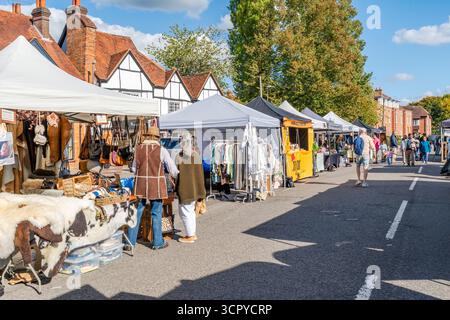AMERSHAM, Großbritannien - 21. SEPTEMBER 2025: Sonntagsmarkt in Old Amersham findet jeden 3. Sonntag im Monat statt. Der Markt wird über die Old Amersham B geführt Stockfoto