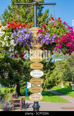 OLD AMERSHAM, Großbritannien – 21. SEPTEMBER 2025: Leuchtenpfosten zeigen Gedenktafeln der Royal Horticultural Society Britain in Bloom Gold Award Stockfoto