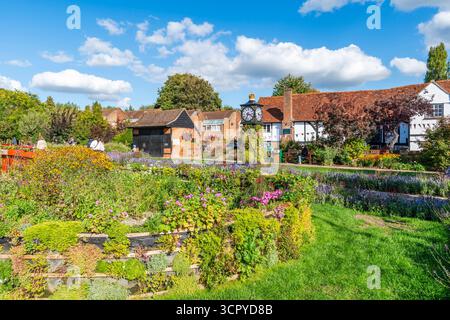 OLD AMERSHAM, Großbritannien – 21. SEPTEMBER 2025: Die preisgekrönten Gärten von Old Amersham. Die Memorial Gardens wurden 1949 zum Gedenken an die gefallenen Helden eröffnet Stockfoto