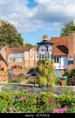 OLD AMERSHAM, Großbritannien – 21. SEPTEMBER 2025: Die preisgekrönten Gärten von Old Amersham. Die Memorial Gardens wurden 1949 zum Gedenken an die gefallenen Helden eröffnet Stockfoto