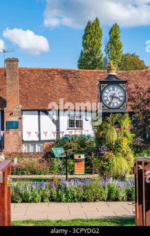 OLD AMERSHAM, Großbritannien – 21. SEPTEMBER 2025: Die preisgekrönten Gärten von Old Amersham. Die Memorial Gardens wurden 1949 zum Gedenken an die gefallenen Helden eröffnet Stockfoto