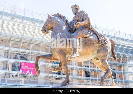 Italien, Rom - 12. Juli 2025: Marcus Aurelius auf dem Pferd Piazza del Campidoglio. Denkmalskulptur Stockfoto