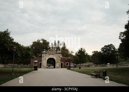 Steintor Eingang der Kalemegdan Festung an einem bewölkten Herbstmorgen in Belgrad. Stockfoto