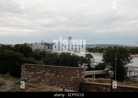 Moderne Skyline am Wasser mit Blick auf den Fluss Sava von der Festung Kalemegdan. Belgrad, Serbien - 28. September 2025. Stockfoto