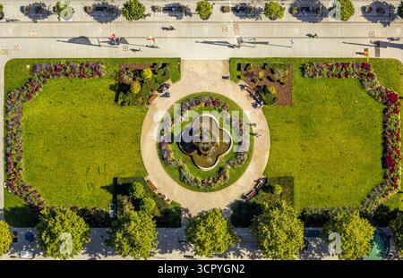 Luftbild, Corneliusplatz mit Brunnen und Blumenbeet an der Königsallee, Stadtmitte, Düsseldorf, Ruhrgebiet, Nordrhein-Westfalen, Deutschland ACHTUNGxMINDESTHONORARx60xEURO *** Luftblick, Corneliusplatz mit Brunnen und Blumenbeet auf der Königsallee, Stadtzentrum, Düsseldorf, Ruhrgebiet, Nordrhein-Westfalen, Deutschland ATTENTIONxMINDESTHONORARx60xEURO Stockfoto