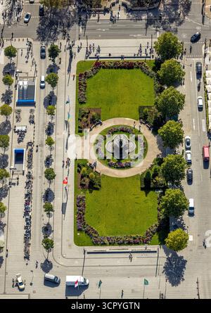Luftbild, Corneliusplatz mit Brunnen und Blumenbeet an der Königsallee, Stadtmitte, Düsseldorf, Ruhrgebiet, Nordrhein-Westfalen, Deutschland ACHTUNGxMINDESTHONORARx60xEURO *** Luftblick, Corneliusplatz mit Brunnen und Blumenbeet auf der Königsallee, Stadtzentrum, Düsseldorf, Ruhrgebiet, Nordrhein-Westfalen, Deutschland ATTENTIONxMINDESTHONORARx60xEURO Stockfoto
