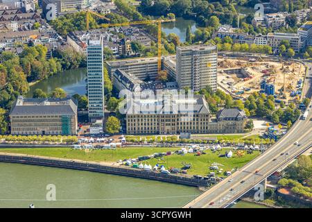 Luftbild, Veranstaltung mit Pavillons auf der Wiese an der Staatskanzlei neben der Rheinkniebrücke, rechts Baustelle Haroldstraße, Abriss des ehemaligen Innenministeriums und geplantes neues Verwaltungszentrum für die Landesverwaltung Nordrhein-Westfalen, Carlstadt, Düsseldorf, Ruhrgebiet, Nordrhein-Westfalen, Deutschland ACHTUNGxMINDESTHONORARx60xEURO *** Luftansicht, Veranstaltung mit Pavillons auf der Wiese bei der Landeskanzlei neben der Rheinkniebrücke, auf der rechten Baustelle Haroldstraße, Abriss des ehemaligen Innenministeriums und geplante neue Verwaltungszentrale für die Th Stockfoto