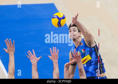 Pasay City, Philippinen. September 2025. Alessandro Michieletto aus Italien tritt beim Finalspiel zwischen Italien und Bulgarien bei der FIVB Männer-Weltmeisterschaft 2025 in Pasay City auf den Philippinen am 28. September 2025 an. Quelle: Rouelle Umali/Xinhua/Alamy Live News Stockfoto