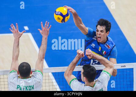 Pasay City, Philippinen. September 2025. Mattia Bottolo (zurück) aus Italien tritt beim Finalspiel zwischen Italien und Bulgarien bei der FIVB Männer-Weltmeisterschaft 2025 in Pasay City auf den Philippinen am 28. September 2025 an. Quelle: Rouelle Umali/Xinhua/Alamy Live News Stockfoto