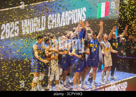 Pasay City, Philippinen. September 2025. Die Spieler Italiens feiern, nachdem sie am 28. September 2025 das Finale zwischen Italien und Bulgarien bei der FIVB Männer-Weltmeisterschaft 2025 in Pasay City, Philippinen, gewonnen haben. Quelle: Rouelle Umali/Xinhua/Alamy Live News Stockfoto