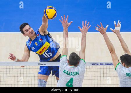 Pasay City, Philippinen. September 2025. Yuri Romano (L) von Italien tritt beim Finalspiel zwischen Italien und Bulgarien bei der FIVB Männer-Weltmeisterschaft 2025 in Pasay City, Philippinen, am 28. September 2025 an. Quelle: Rouelle Umali/Xinhua/Alamy Live News Stockfoto