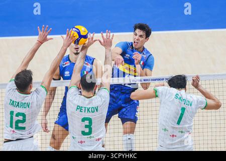 Pasay City, Philippinen. September 2025. Mattia Bottolo (Back R) aus Italien tritt während des Finalspiels zwischen Italien und Bulgarien bei der FIVB Männer-Weltmeisterschaft 2025 in Pasay City auf den Philippinen am 28. September 2025 an. Quelle: Rouelle Umali/Xinhua/Alamy Live News Stockfoto