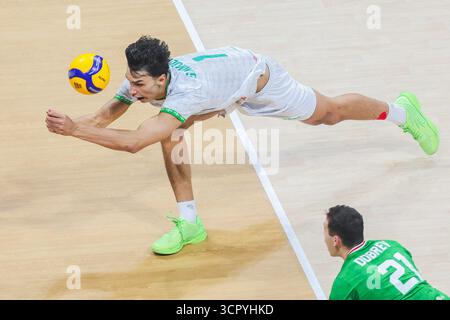 Pasay City, Philippinen. September 2025. Simeon Nikolov (zurück) aus Bulgarien tritt beim Finalspiel zwischen Italien und Bulgarien an der FIVB Männer-Weltmeisterschaft 2025 in Pasay City, Philippinen, am 28. September 2025 an. Quelle: Rouelle Umali/Xinhua/Alamy Live News Stockfoto