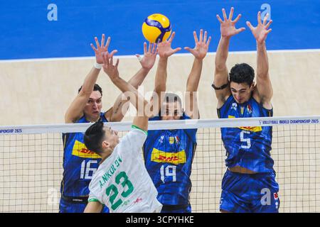 Pasay City, Philippinen. September 2025. Aleksandar Nikolov (Front) aus Bulgarien tritt während des Finalspiels zwischen Italien und Bulgarien bei der FIVB Männer-Weltmeisterschaft 2025 in Pasay City auf den Philippinen am 28. September 2025 an. Quelle: Rouelle Umali/Xinhua/Alamy Live News Stockfoto