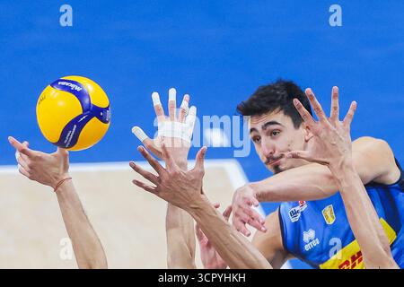 Pasay City, Philippinen. September 2025. Alessandro Michieletto (Back R) aus Italien tritt während des Finalspiels zwischen Italien und Bulgarien bei der FIVB Männer-Weltmeisterschaft 2025 in Pasay City auf den Philippinen am 28. September 2025 an. Quelle: Rouelle Umali/Xinhua/Alamy Live News Stockfoto