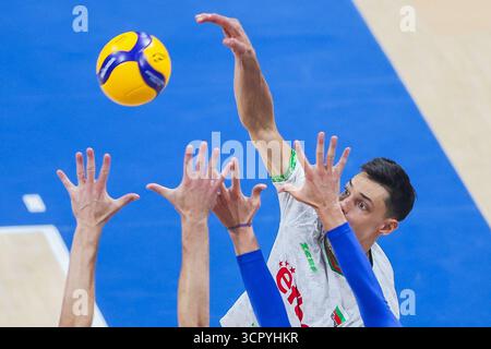 Pasay City, Philippinen. September 2025. Aleksandar Nikolov (Rückseite) aus Bulgarien tritt beim Finalspiel zwischen Italien und Bulgarien bei der FIVB Männer-Weltmeisterschaft 2025 in Pasay City, Philippinen, am 28. September 2025 an. Quelle: Rouelle Umali/Xinhua/Alamy Live News Stockfoto