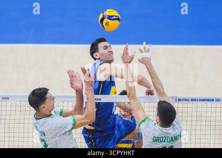 Pasay City, Philippinen. September 2025. Yuri Romano (C) von Italien tritt beim Finalspiel zwischen Italien und Bulgarien bei der FIVB Männer-Weltmeisterschaft 2025 in Pasay City auf den Philippinen am 28. September 2025 an. Quelle: Rouelle Umali/Xinhua/Alamy Live News Stockfoto