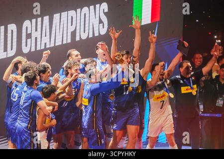 Pasay City, Philippinen. September 2025. Die Spieler Italiens feiern, nachdem sie am 28. September 2025 das Finale zwischen Italien und Bulgarien bei der FIVB Männer-Weltmeisterschaft 2025 in Pasay City, Philippinen, gewonnen haben. Quelle: Rouelle Umali/Xinhua/Alamy Live News Stockfoto