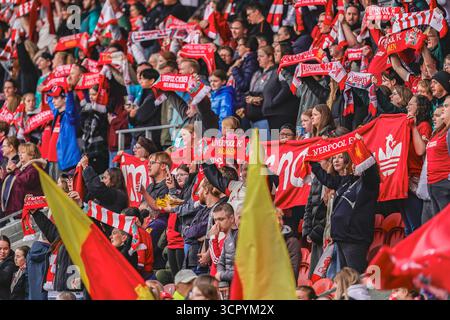 ST. HELENS, ENGLAND – 28. September: Liverpool-Fans halten ihre Schals vor dem Spiel hoch. Spiel der Frauen in der Super League zwischen Liverpool FC Women und Manchester United Women im St. Helens Stadium am 28. September 2025. (Foto: James Giblin) Stockfoto