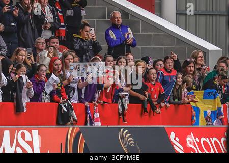 ST. HELENS, ENGLAND – 28. September: Ein junger Manchester United-Fan hält ein Schild mit Maya-Schriftzug. Spiel der Frauen in der Super League zwischen Liverpool FC Women und Manchester United Women im St. Helens Stadium am 28. September 2025. (Foto: James Giblin) Stockfoto