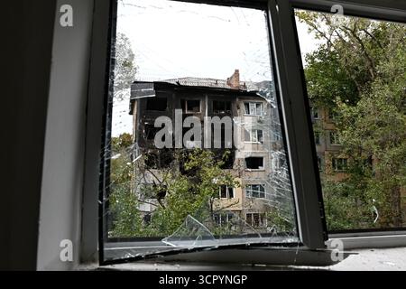 Kiew, Ukraine. September 2025. Ein Wohngebäude wurde durch einen russischen Streik am 28. September 2025 in Kiew, Ukraine beschädigt Stockfoto