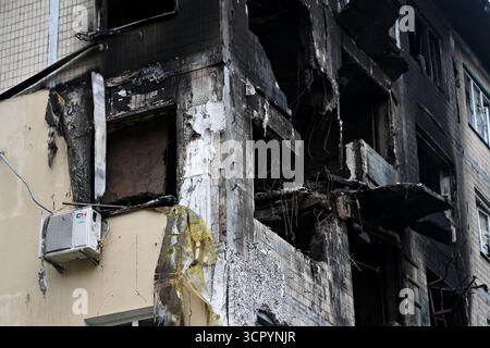 Kiew, Ukraine. September 2025. Ein Wohngebäude wurde durch einen russischen Streik am 28. September 2025 in Kiew, Ukraine beschädigt Stockfoto